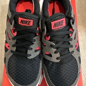 Nike Free Run 2 (GS) Boys Black White Siren Red - Size 5